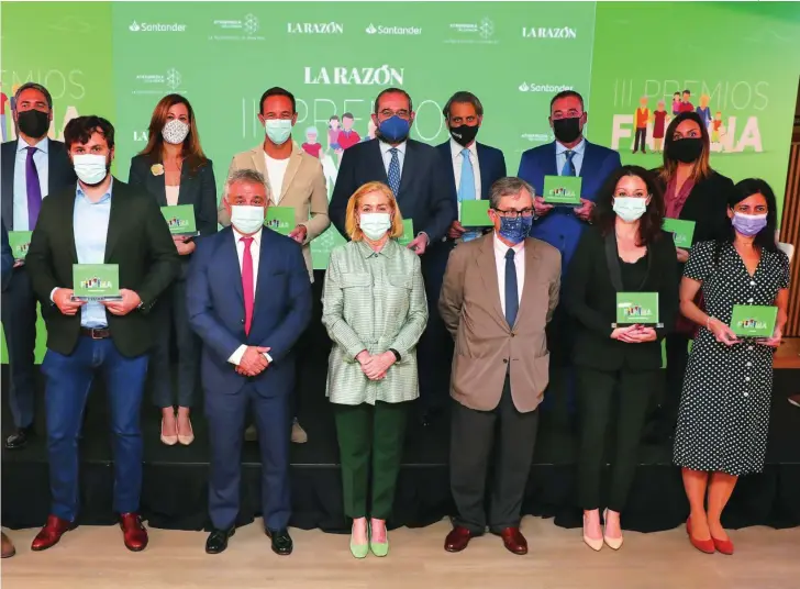  ?? FOTOS: CRISTINA BEJARANO/GONZALO PÉREZ ?? Foto de familia con todos los premiados de la mañana, con Andrés Navarro, Concepción Dancausa y Francisco Marhuenda en el centro de la primera fila