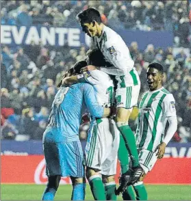  ?? FOTO: EFE ?? Adán, portero del Betis, es felicitado tras asistir a Sergio León en el segundo gol