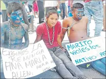  ??  ?? Nativos de la zona de Canindeyú se encadenaro­n ayer en la plaza de Armas pidiendo la renuncia de Ana M. Allen.