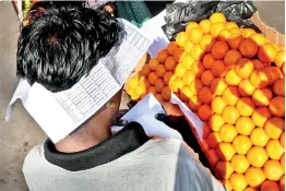  ??  ?? Beating the heat to sell their wares. Pix by M.A. Pushpa Kumara