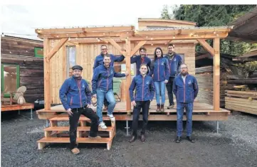  ?? ?? L’équipe de fabricatio­n de Tiny House de Poilley, des mini maisons de 12 à 30 m2.