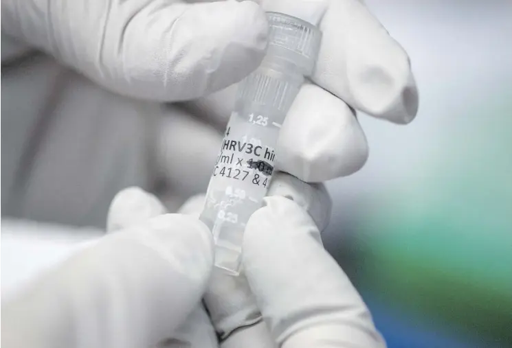  ?? THE ASSOCIATED PRESS ?? Experts say the best way to ward off a rough bout with the flu is to get vaccinated. While the flu shot is only about 60 per cent effective, it’s better than nothing.