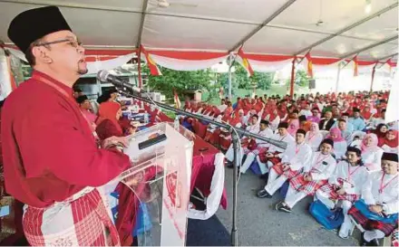  ?? PIC BY MOHD YUSNI ARIFFIN ?? Bandar Tun Razak Umno division chief candidate Datuk Rizalman Mokhtar speaking at the Bandar Tun Razak Umno division delegates’ meeting in Kuala Lumpur yesterday.