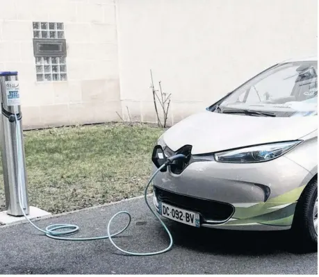  ??  ?? Les services de la mairie vont bientôt être équipés de voitures électrique­s.