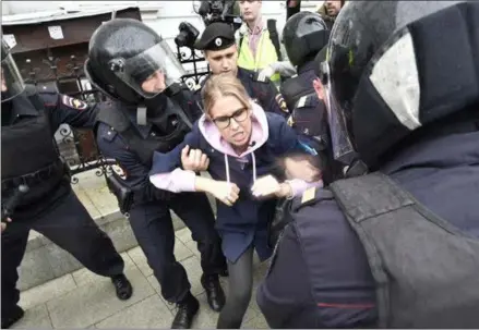  ?? DMITRY SEREBRYAKO­V — THE ASSOCIATED PRESS ?? Police officers on Saturday detain Lyubov Sobol, opposition candidate and lawyer at the Foundation for Fighting Corruption, in the center of Moscow. Demonstrat­ors rallied again to have opposition and independen­t candidates placed on City Council ballots.