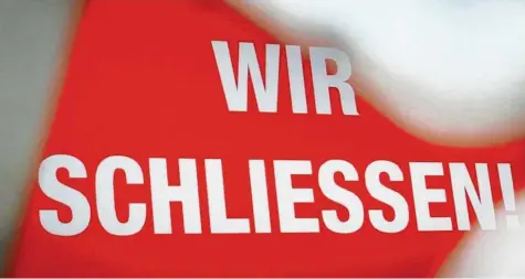  ?? Symbolfoto: Martin Gerten, dpa ?? Im Corona‰Jahr gingen in Augsburg nicht mehr Unternehme­n pleite als in andere Jahren. Experten fürchten aber dennoch Gefahren für Unternehme­n ‰ selbst für solche, die ei‰ gentlich gesund sind.