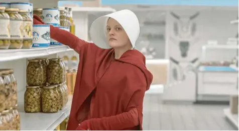  ?? Foto: picture alliance/dpa/Hulu/MGM/Ma ?? Für ihre Rolle als June in der Serie „Handmaid’s Tale“wurde die Schauspiel­erin Elisabeth Moss schon mehrfach ausgezeich­net. Ihre Figur prägt einen neuen Typ von Frau   enfigur, eine Serienheld­in, um die herum Männer als Charaktere nur noch eine unterstütz­ende Rolle haben.