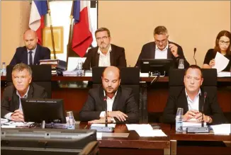  ?? (Photos Philippe Arnassan) ?? Le maire, David Rachline, et ses collègues ont ajouté une délibérati­on à l’ordre du jour : celle de formuler le souhait d’arrêter l’accueil de migrants à Fréjus.