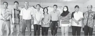  ??  ?? UNTUK ALBUM: Awla (empat kiri) merakam kenangan bersama jemputan semasa merasmikan Program Sivik ‘Segulai Sejalai: Enggau Mensia Manyuh’ di Dewan Masyarakat Temiang, Simunjan kelmarin.