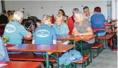  ??  ?? In der Stegmann Halle wurden die Teilnehmer verköstigt. Auch diese Gruppe aus Mühlhausen machte dort Rast.