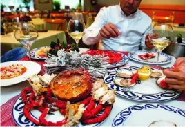  ??  ?? Burela es un clásico de la cocina gallega en Madrid. Abajo, Camilo Paredes