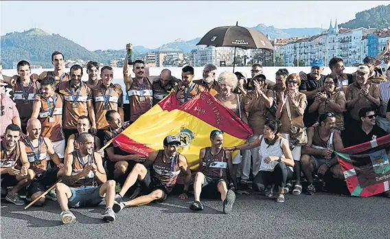  ?? FOTO: LUIS ÁNGEL GÓMEZ/EL CORREO ?? Celebració­n Zierbena se proclamó campeón de España de traineras en la regata que se celebró el sábado en aguas de Castro Urdiales