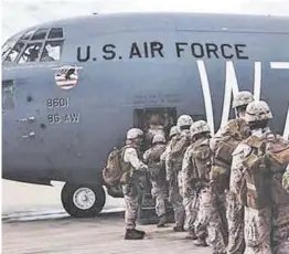  ?? El Periódico ?? Militares estadounid­enses embarcan en una aeronave.
