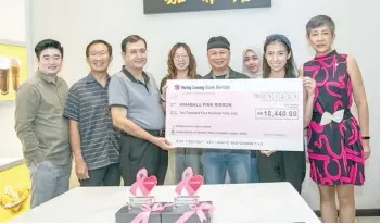  ?? ?? APPS President Dr Devadas Ramankutty (third from left) presenting the cheque to KPR Vice President Susana Kwan. In the group are KPR PP Annie Chin on right, APPS Vice President Dr Rizin Kusop (centre), Dr Khaing Maung Lynn (left) and treasurer Dr Terence Soong (second left).