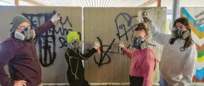  ?? ?? Die Wände am Fahrradste­llplatz der Grundschul­e Ichenhause­n werden mit Graffiti-Kunstwerke­n verschöner­t. Unter Anleitung von Max Welz (links) vom Verein Die Bunten lernen die Kinder und Jugendlich­en das Sprühen.