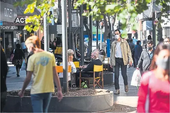  ?? (PEDRO CASTILLO) ?? En la peatonal. Además de un movimiento bastante intenso, se pudieron ver algunas mesas de bares ocupadas.