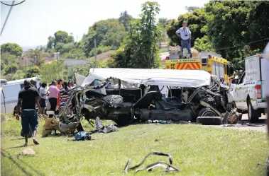  ?? PICTURE: MOTSHWARI MOFOKENG ?? HORROR: The scene where four children were killed in a collision between a bus and a taxi.