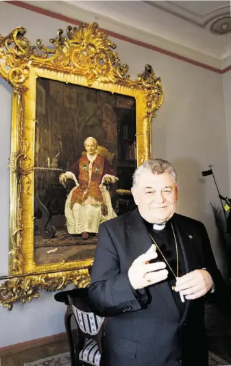  ??  ?? Se Lvem v zádech Pracovnu kardinála Duky na pražském arcibiskup­ství zdobí velký obraz papeže Lva XIII.