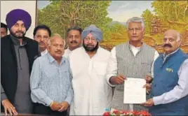  ??  ?? ■ (From right) Punjab governor VP Singh Badnore receives a memorandum addressed to the President from state Congress president Sunil Jakhar, CM Capt Amarinder Singh, and ministers, including Brahm Mohindra and Navjot Singh Sidhu, at the Raj Bhawan in...