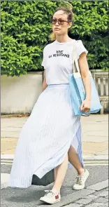  ??  ?? Olivia Wilde is the picture of summer cool as she goes for a stroll on the London streets.