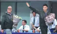  ?? AN LINGJUN / FOR CHINA DAILY ?? Ning Zetao and his Australian coach, Matt Brown, acknowledg­e the crowd after claiming men’s 50m freestyle gold at China’s National Games last September in Tianjin.