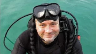  ?? OCEANIC RESEARCH INSTITUTE ?? Jonathan Bird (above) co-directed “Secrets of the Sea” with Howard Hall (below, filming a shark at Tiger Beach). At top, the two film a Dugong in the Philippine­s.