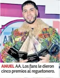  ??  ?? ANUEL AA. Los fans le dieron cinco premios al reguetoner­o.