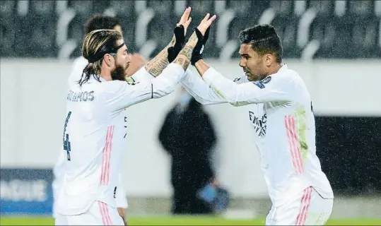  ?? UWE KRAFT / REUTERS ?? Sergio Ramos i Casemiro celebren l’empat a dos aconseguit al temps afegit del partit contra el Gladbach