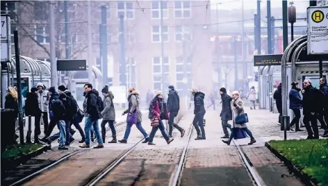  ?? RP-FOTO: ANDREAS BRETZ ?? Wo sonst die Straßenbah­nen fahren, hatten gestern die Fußgänger freie Bahn. Wirklich überrascht vom Streik waren nur wenige.