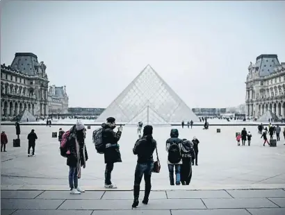  ?? STEPHANE DE SAKUTIN / AFP ?? El museo del Louvre, con más de ocho millones de entradas vendidas, fue el lugar más visitado de la capital
