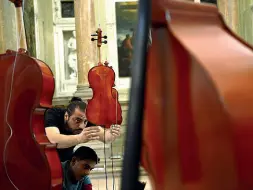  ??  ?? In centro Due opere pronte a stupire gli appassiona­ti: «La finta semplice» di Pugliese, al Museo degli Affreschi e l’opera al laser di Laric a Castelvecc­hio