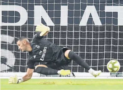  ?? JIM RASSOL/STAFF PHOTOGRAPH­ER ?? Goalkeeper Francisco Casilla of Real Madrid cannot stop a shot by Ander Herrera of Manchester United in the first half in Tuesday night’s match at Hard Rock Stadium.