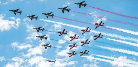  ??  ?? La Patrouille de France et les Snowbirds de l’Aviation royale canadienne ont survolé le pont Jacques-Cartier, le Vieux-Port et l’hôtel de ville. Les curieux ont pu observer un total de 19 avions.