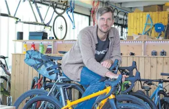  ?? FOTO: EMANUEL HEGE ?? Fahrradbau­er David Assfalg (oben) und Sören Zieher (unten): Ihre Mitarbeite­r werden immer mehr, ihre Produktion­shallen zu klein. Alle wollen Fahrräder kaufen. Doch der Erfolg hat auch seine Tücken.