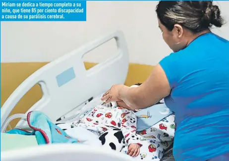  ?? Fotos:
Gerardo Menoscal / E ?? Miriam se dedica a tiempo completo a su niño, que tiene 85 por ciento discapacid­ad a causa de su parálisis cerebral.