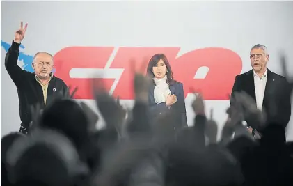  ?? ?? En el acto de la CTA. Hugo Yasky, Cristina Kirchner y Jorge Ferraresi cantan el Himno.