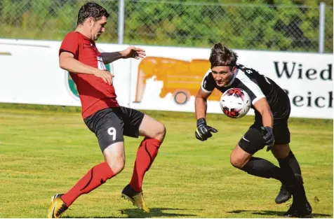  ?? Foto: Oliver Reiser ?? Als Donaumünst­ers Torwart Florian Baierl patzte, war Altenmünst­ers Torjäger Patrick Pecher zur Stelle und erzielte die 1:0 Führung für den Bezirkslig­a Neuling. Auch der zweite Treffer ging auf das Konto von Pecher.