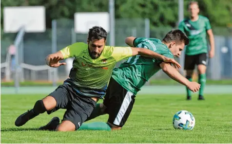  ?? Foto: Andreas Lode ?? Kampf war Trumpf in Zusmarshau­sen. Maximilian Stöckle (rechts) vom gastgebend­en TSV jagte in dieser Szene dem Königsbrun­ner Koray Dursun die Kugel ab. Auch die Punkte blieben im Zusamtal.