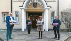  ?? Foto: Bronnhuber ?? Sie setzen sich für eine Ausstellun­g im Schloss ein (von links): Bürgermeis­ter Gerrit Maneth, Annemarie Eder, Barbara Pfeuffer und Wolfgang Eder.