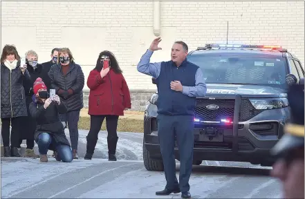  ?? PETE BANNAN - MEDIANEWS GROUP ?? Retiring West Chester police Detective Scott Whiteside gives a short talk to his fellow officers on his final day before retirement Friday.