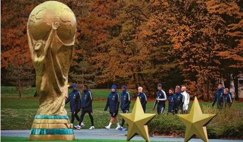  ?? Foto: Franck Fife, AFP ?? Frankreich­s Nationaltr­ainer Didier Deschamps (Mitte) und seine Spieler auf dem Weg zum Training in Clairefont­aine-en-Yvelines.