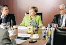  ?? FOTO: VOLKER ROLOFF/ARD ?? Krisensitz­ung im Kanzleramt: „Die Getriebene­n“sind Angela Merkel (Imogen Kogge, Mitte), Sigmar Gabriel (Timo Dierkes, links) und Frank-Walter Steinmeier (Walter Sittler)
