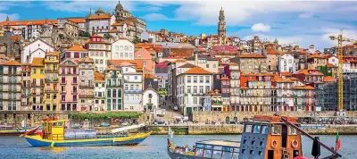  ?? ?? Vista mare Uno scorcio suggestivo della città di Porto, che si affaccia sulla costa nel nord-ovest del Portogallo
