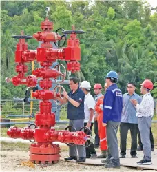  ?? CONTRIBUTE­D PHOTO ?? FIRE-UP. During the ceremonies held last Saturday (19 May) in Cebu, President Rodrigo R. Duterte accompanie­d by Energy Secretary Alfonso G. Cusi opened the valve of the China Internatio­nal Mining Petroleum Limited (CIMP) and its partner signifying the...