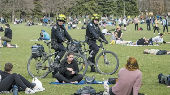  ?? PHOTO AGENCE QMI, JOËL LEMAY ?? Plusieurs parcs de Montréal étaient bondés, hier, en raison du beau temps comme ici au parc Jarry. Le respect des règles de rassemblem­ent et de distanciat­ion sociale semblait plus difficile pour certains alors que les policiers étaient très présents.