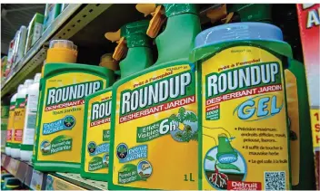  ?? FOTO: PHILIPPE HUGUEN/AFP ?? Das Glyphosat-Mittel Roundup aus dem Hause Monsanto ist auch bei Gartenbesi­tzern beliebt.