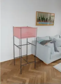  ??  ?? – Den danske kunstneren Tove Storch står bak den rosa hyllen ved siden av sofaen fra Bo-tikken.