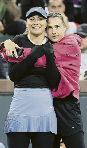  ?? FOTO: EFE ?? Paula Badosa y Aryna Sabalenka, en una exhibición hace unos días en Indian Wells