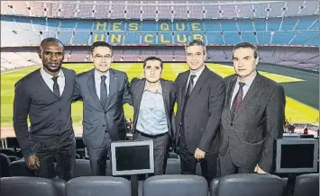  ?? FOTO: FC BARCELONA ?? Eric Abidal y Pep Segura se sumaron a la sesión fotográfic­a con Valverde en el palco del Camp Nou