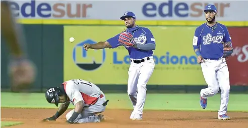  ?? FE ?? Pablo Reyes, del Licey, realiza un disparo para realizar una doble matanza en el partido de ayer contra el Escogido.